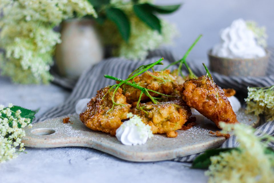 [Rezept] Frittierte Holunderblüten-Küchlein oder „Holler-Kiachl“ (vegan ...