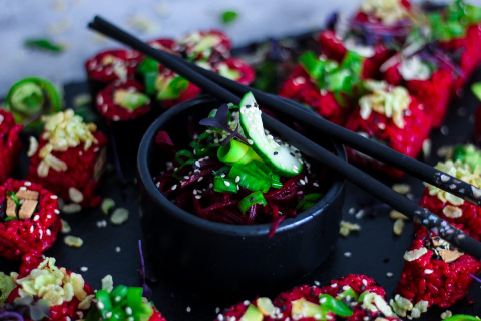 [Rezept] Rote-Bete-Sushi mit asiatischem Rote-Bete-Salat (vegan ...